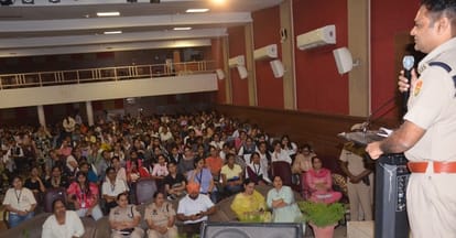 छात्राओं को संबोधित करते एसपी कमलदीप गोयल। संवाद