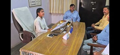 एसएसवी इंटर कॉलेज मुरलीपुर में छात्रा साक्षी को एक दिन की प्रधानाचार्य बनाया गया। स्रोत : संस्थ