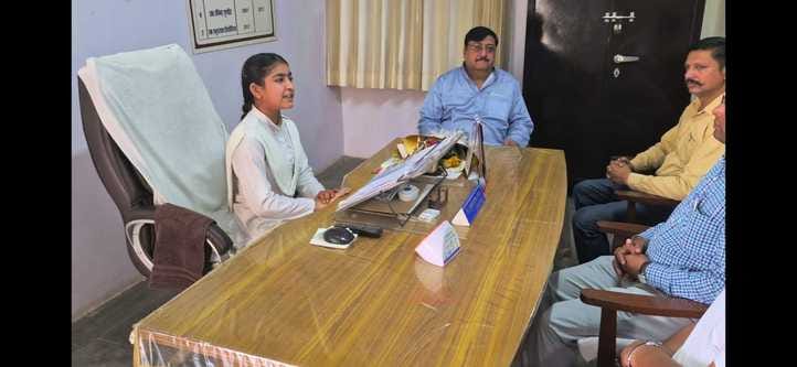 The girl students took over the responsibilities of the officers and listened to the problems of the staff.
