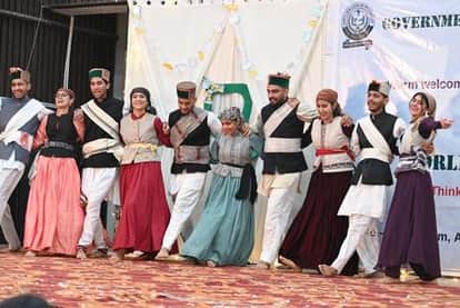 फार्मेसी महाविद्यालय रोहड़ू में  विश्व फार्मासिस्ट दिवस पर आयोजित कार्यक्रम में प्रस्तुति देते 