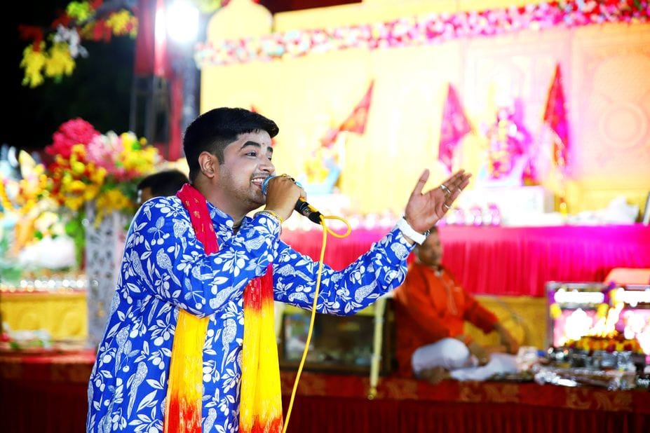 Mother Chandraghanta was worshipped, devotees danced to the hymns.