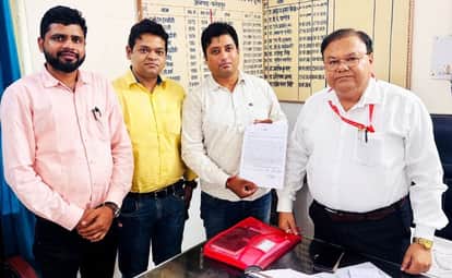 फोटो-06-सीएमओ को ज्ञापन सौंपते कर्मचारी। संवाद