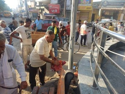 फोटो 10: सोनीपत में नंदी चौक के पास चलाए गए अभियान के दौरान सफाई कार्य में जुटे मेयर राजीव जैन