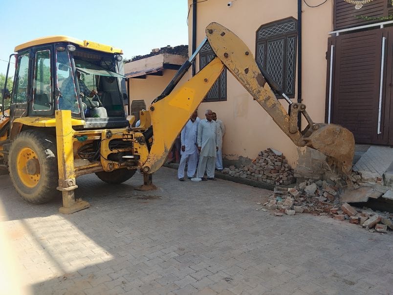 The team arrived to remove the encroachment, the encroachers removed it.