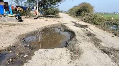 फोटो -26 कदौरा इकौना मार्ग पूरी तरह ध्वस्त। संवाद
