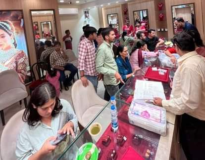 फोटो 37- सोनीपत के सुभाष चौक के पास मधु ज्वेलर्स शोरूम में आभूषण पसंद करते ग्राहक। संवाद