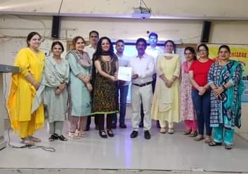 -फोटो 52 : कार्यशाला में अतिथि का सम्मान करते प्राचार्य व अन्य। स्रोत कॉलेज