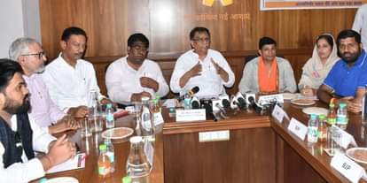 -फोटो 58 : कोबी कार्यालय में पत्रकारों से बातचीत करते पूर्व कृषि मंत्री औमप्रकाश धनखड़। संवाद