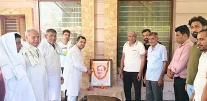 -फोटो 60 : तस्वीर पर पुष्प अर्पित कर पंडित दीनदयाल उपाध्याय को नमन करते हुए भाजयुमो प्रदेश उपाध