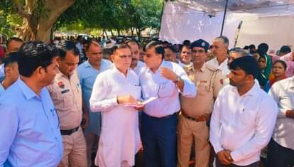 -फोटो 63 : दीनदयाल लाडो लक्ष्मी योजना के शुभारंभ पर पहुंचे विधायक राजेश जून एसडीएम से बातचीत कर