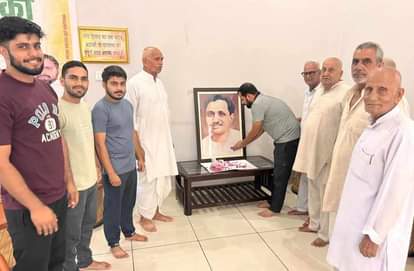 -फोटो 64 : पंडित दीनदयाल को नमन करते जिला पार्षद एवं भाजपा जिला महामंत्री रविंद्र छिल्लर बराही।