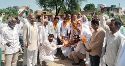 -फोटो 65 : पंडित दीनदयाल उपाध्याय के चित्र पर पुष्पांजलि अर्पित कर नमन करते हुए पूर्व विधायक नर
