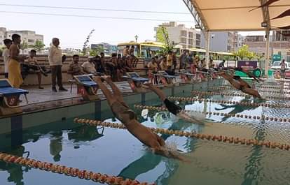 -फोटो 68 : हरियाणा राज्य स्कूली तैराकी प्रतियोगिता में भाग लेते तैराक। स्रोत एकेडमी
