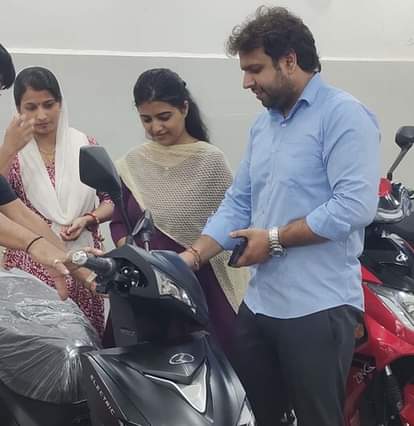 -फोटो 69 : शोरूम में इलेक्ट्रिक स्कूटी के फीचर्स के बारे में जानकारी लेती युवतियां। संवाद