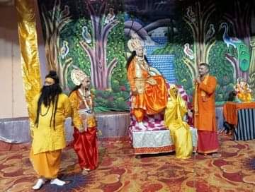 फोटो-8- मौरावां में आयोजित रामलीला में मंचन करते कलाकार। स्रोत: आयोजक