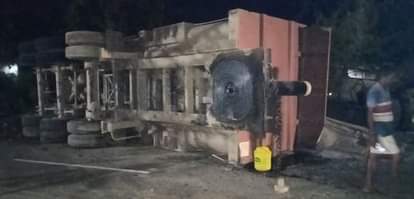 फोटो नंबर-11-उन्नाव-हरदोई मार्ग पर पलटा डंपर। संवाद