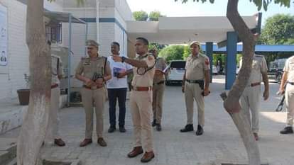 फतेहाबाद सदर थाने का निरीक्षण करते एसपी सिद्धांत जैन। स्रोत : पुलिस विभाग