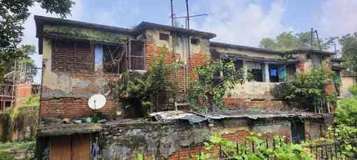 Policemen living in dilapidated buildings, danger looms large all the time