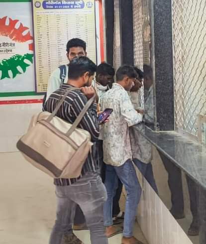  गौरीगंज रेलवे स्टेशन स्थित बुकिंग काउंटर पर टिकट खरीदते यात्री। -संवाद