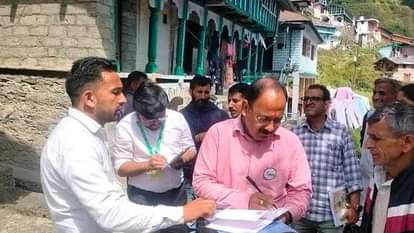 ग्राम मोहना में ग्रामीणों से बात करते जनजातीय मंत्रालय के अधिकारी। स्रोत सूचना