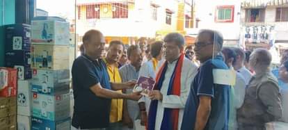 गांधीनगर में व्यापारियों से मुलाकात करते प्रभारी मंत्री आशीष पटेल।