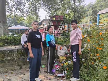 घुमारवीं कॉलेज में सफाई करते एनसीसी कैडेट्स। संवाद