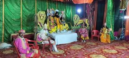 हस्तिनापुर में रामलीला मंचन करते कलाकार स्रोत संवाद