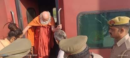 हाथरस सिटी स्टेशन पर कोलकाता एक्सप्रेस से उतरते पुरी पीठाधीश्वर जगद्गुरु शंकराचार्य स्वामी निश्