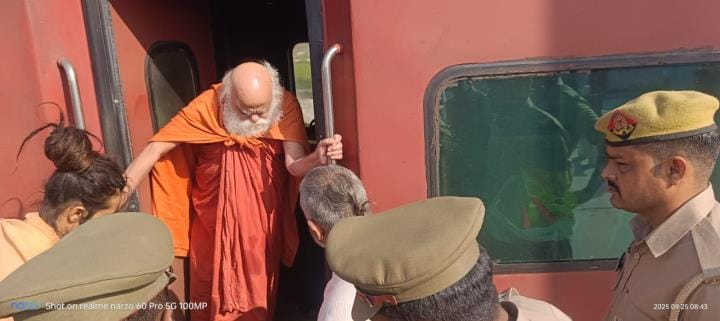 Shankaracharya suddenly landed in Hathras by train, was welcomed
