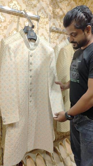 इंदिरा नगर में जरदोजी की शेरवानी दिखाते विक्रेता व इंदिरानगर में एक शोरूम में साड़ी खरीदतीं महि