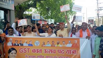 जीएसटी बचत उत्सव पद यात्रा में शमिल होती केंद्रीय राज्यमंत्री व जिले की सांसद अनुप्रिया पटेल, स