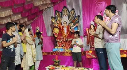 जगदीशपुर में लगे दुर्गा पूजा पंडाल में पूजा करते श्रद्धालु। -संवाद