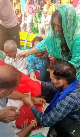 जाहू में सास-बहू की मौत पर विलाप करते परिजन और रिश्तेदार। स्रोत : वीडियो ग्रेव