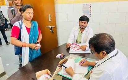जिला अस्पताल में मरीजों की जांच करते चिकित्सक-संवाद