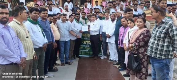 Teachers submitted a memorandum protesting the mandatory Teacher Eligibility Test.