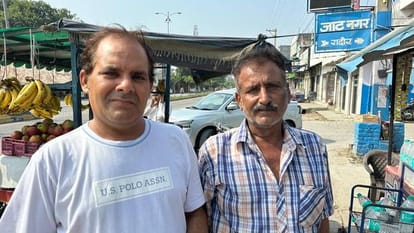 जानकारी देते दुकानदार। संवाद