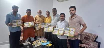 जसराना में आयोजित बैठक के दौरान मौजूद सुमंत गुप्ता