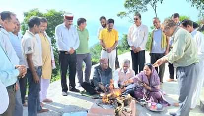 झंडूता की धणी पंचायत के भैरों मंदिर में सामुदायिक भवन के उद्घाटन पर हवन यज्ञ में आहूतियां डालते
