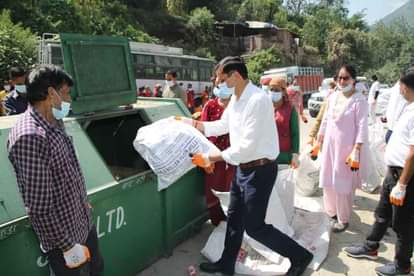 झाकड़ी में सफाई करते झाकड़ी परियोजना प्रमुख राजीव कपूर और अन्य। स्त्रोत प्रबंधन।