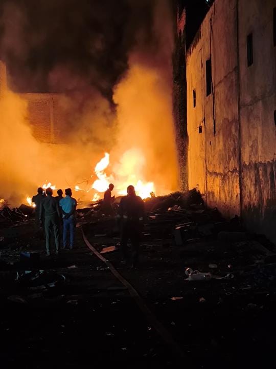 A fire broke out in a junkyard due to a short circuit.