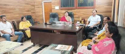 कांगड़ा नगर परिषद की बैठक के दौरान उपस्थित नगर परिषद अध्यक्ष और अन्य। स्रोत: जागरूक पाठक