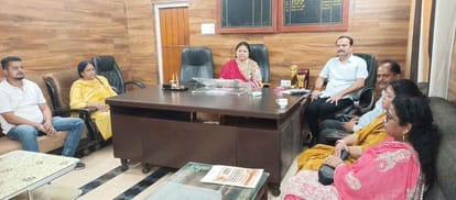 कांगड़ा नगर परिषद की बैठक के दौरान उपस्थित नगर परिषद अध्यक्ष और अन्य। स्रोत: जागरूक पाठक
