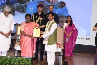 कोपागंज के डॉ. अभिषेक शर्मा को  राष्ट्रीय पुरस्कार से सम्मानित करतीं राष्ट्रपति द्रौपदी मुर्मू।