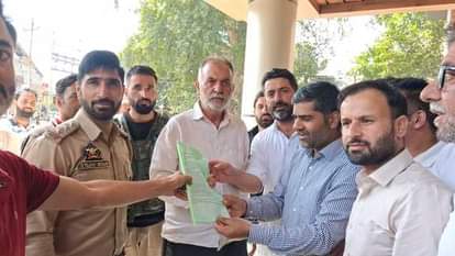 कुपवाड़ा में प्रदर्शन के दौरान सिविल सोसायटी के कार्यकर्ता। संवाद