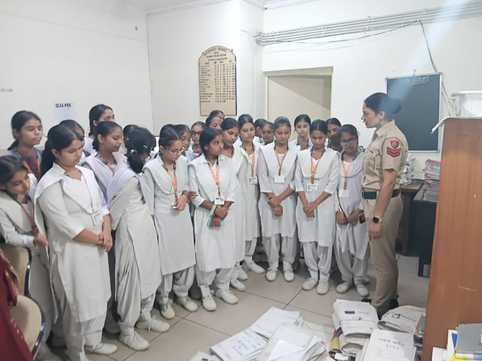40 schoolgirls visited the women's and cyber police stations and made the police their friends.