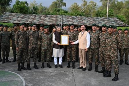 Garhwal Rifles, who became angels in the disaster, were honored.