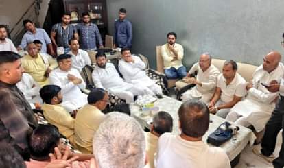 कोसीकलां में फायरिंग की घटना के बाद भाजपा जिलाध्यक्ष से वार्ता विधायक राजेश चौधरी। 