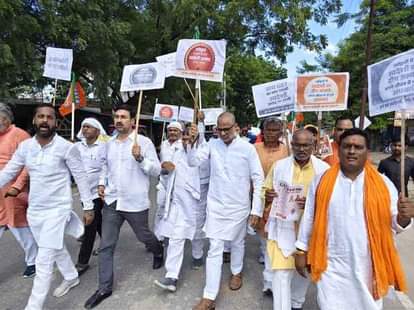 कासिमाबाद बाजार में जीएसटी उत्सव को लेकर कार्यकर्ताओं के साथ पैदल मार्च करते राज्यसभा सांसद नीर