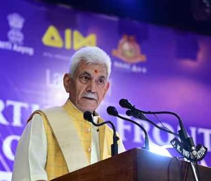 कश्मीर विश्वविद्यालय में उपराज्यपाल मनोज सिन्हा। स्रोत राज भवन