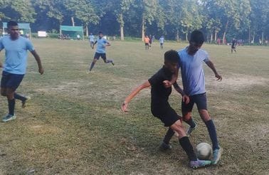 कैंट में एनसीसी कैंप में फुटबाल में प्रतिभाग करते खिलाड़ी। स्रोत: एनसीसी